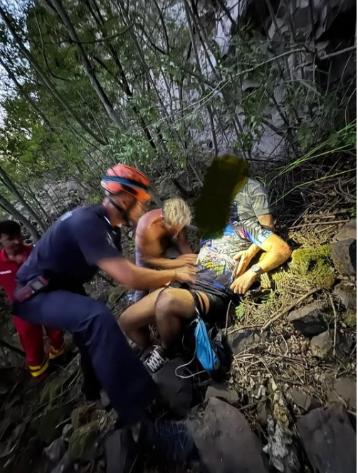 Un parapantist a rămas suspendat pe o stâncă, la 20 de metri înălțime, după ce a fost nevoit să aterizeze forțat, în Hunedoara I VIDEO  