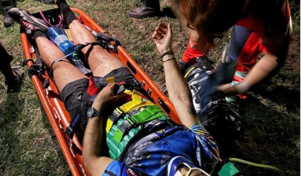 Un parapantist a rămas suspendat pe o stâncă, la 20 de metri înălțime, după ce a fost nevoit să aterizeze forțat, în Hunedoara I VIDEO  
