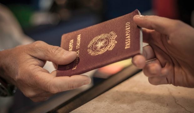 Pașapoartele a 100.000 de turiști din Italia, furate din bazele de date ale hotelurilor și vândute pe dark web