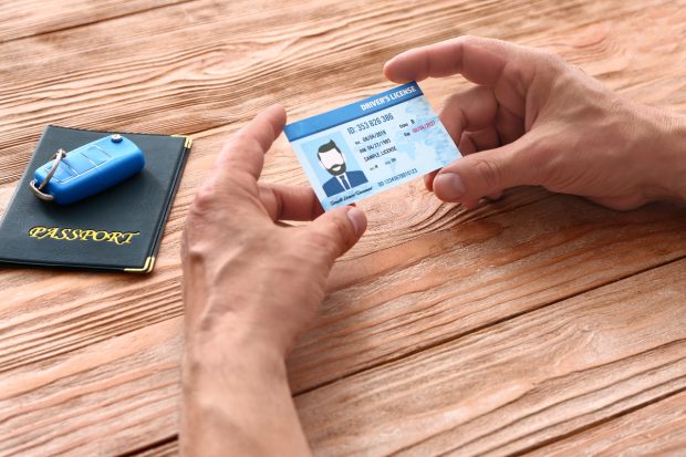 O româncă a primit permis de conducere în 45 de minute și pașaport în 20 de minute, direct pe aeroport, în țara în care trăiește de 12 ani