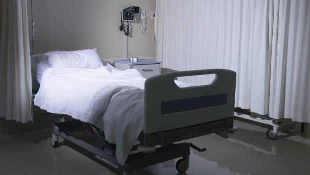 Un șofer român de TIR a ajuns la spital, bătut de o femeie care l-a trezit din somn, într-o parcare din Austria