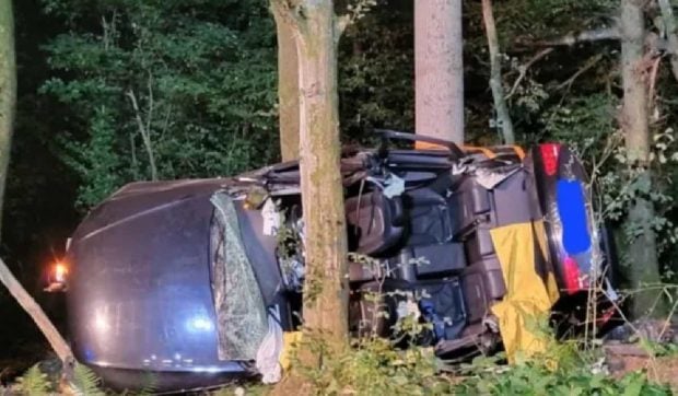 Două cupluri de români au murit într-un Audi cu volan pe dreapta, strivit între copaci, lângă o șosea din Germania