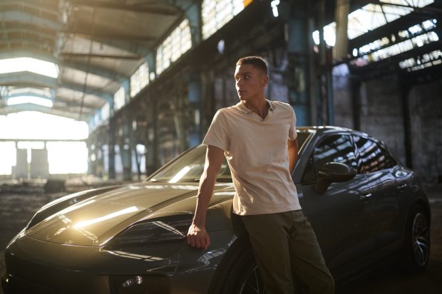 David Popovici a semnat un nou parteneriat: ședință foto specială pe străzile din București cu un Porsche Macan Electric