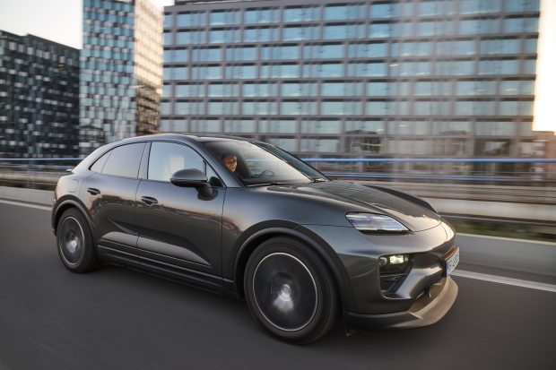 David Popovici a semnat un nou parteneriat: ședință foto specială pe străzile din București cu un Porsche Macan Electric