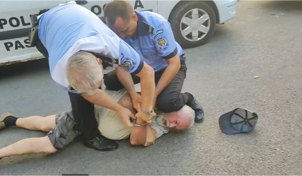 Pensionar din Pașcani călcat pe cap și încătușat de polițiștii locali pentru că nu a vrut să se legitimeze
