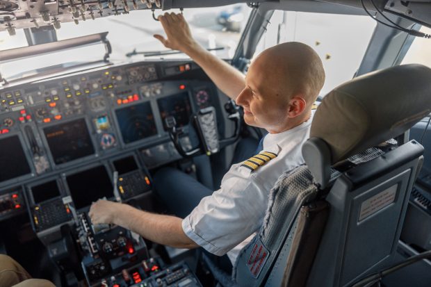 Companiile aeriene cer ca piloții să se poată pensiona doar la 67 de ani. Sindicatele reclamă problemele cu siguranța zborurilor