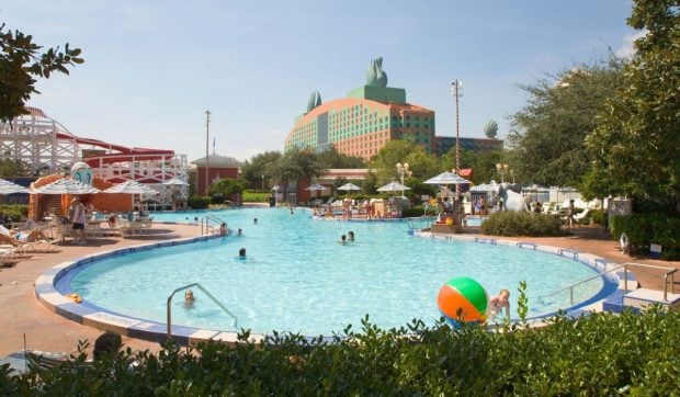 Un britanic a încercat să își ucidă nora într-o piscină a parcului tematic Disney din Florida. Nepoata sa de 9 ani a încercat să-l oprească