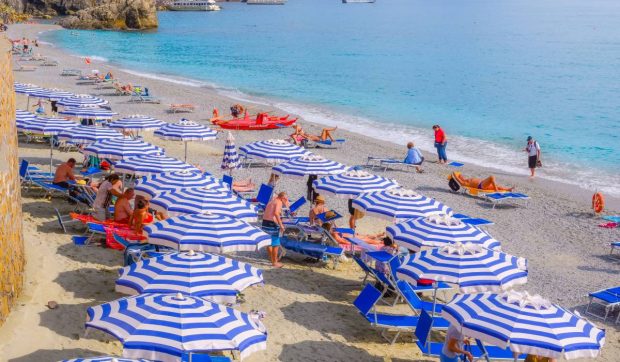 Prețurile au explodat într-o destinație de vacanță preferată de români. Cât costă două șezlonguri și o umbrelă