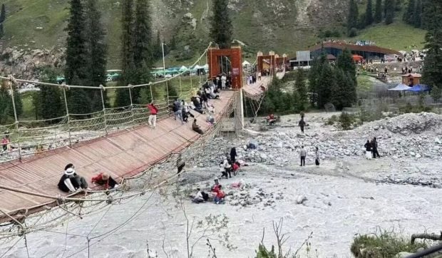 Momentul în care un pod plin cu turiști se prăbușește în China. Cinci oameni au murit și 24 au fost răniți