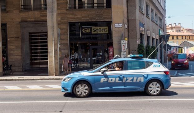 Un român de 65 de ani a fost prins când fura mâncarea și băutura dintr-un bar din Italia. Era înarmat cu 3 cuțite de bucătărie
