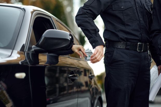 Un șofer de TIR le-a oferit 200 de lei șpagă polițiștilor care l-au prins pe Valea Oltului cu viteză, fără RCA și cu tonajul depășit