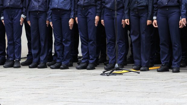 Extensiile de unghii, interzise la examenul pentru admiterea în școlile de poliție. De ce sunt considerate „de natură a influența rezultatele obținute”