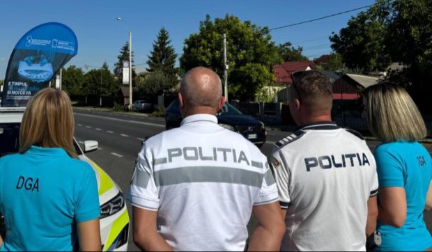 Șoferi opriți la Lețcani și învățați să nu mai dea șpagă polițiștilor rutieri, de față cu polițiștii rutieri
