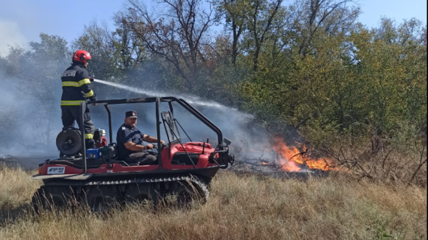 Incendiu de vegetaţie uscată în Brăila, pe linia de tramvai din apropierea stațiunii Lacu Sărat