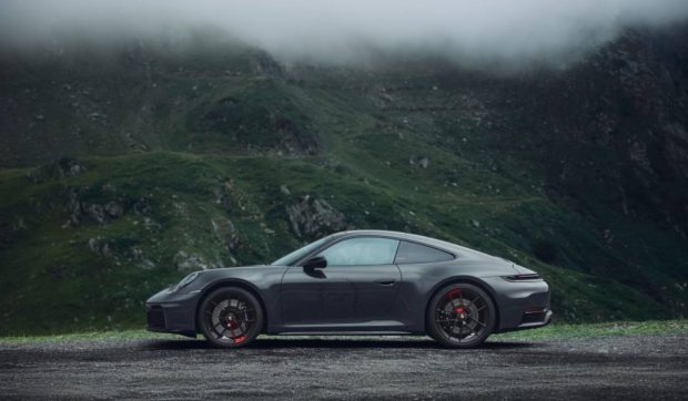 Un român și-a cumpărat primul Porsche 911 Carrera 4 GTS „Omagiu Transfăgărășanului”. Doar 10 vor fi fabricate