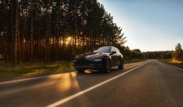 Șoferița care și-a cumpărat cu 122.000 de euro un Porsche Cayenne nou n-a mai mers cu el de un an, din cauza unei defecțiuni „ireparabile”