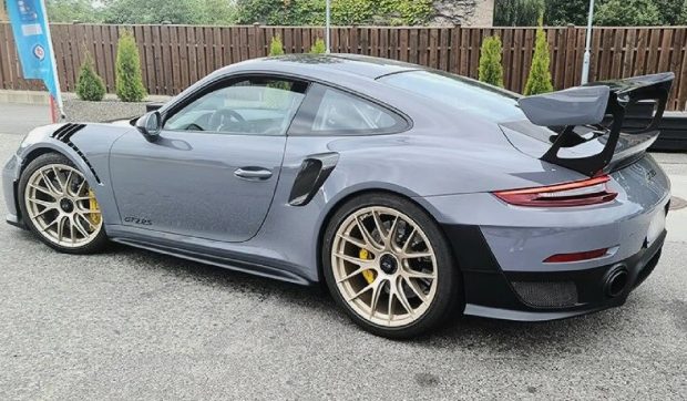 Un șofer cere despăgubiri de un milion de euro după ce a distrus Porsche-ul visurilor sale în prima sa călătorie mai lungă