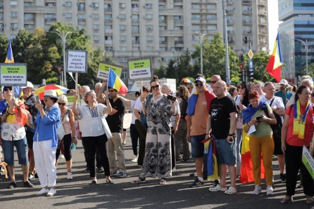 Susținătorii lui Călin Georgescu protestează în Piața Victoriei după majorarea TVA și își strigă nemulțumirile pe versurile unei melodii: „Tăiați de la voi, nu de la noi”