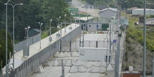 Estonia blochează complet accesul rutier spre Rusia, la Narva, cu porți metalice și bariere retractabile. Motivele invocate