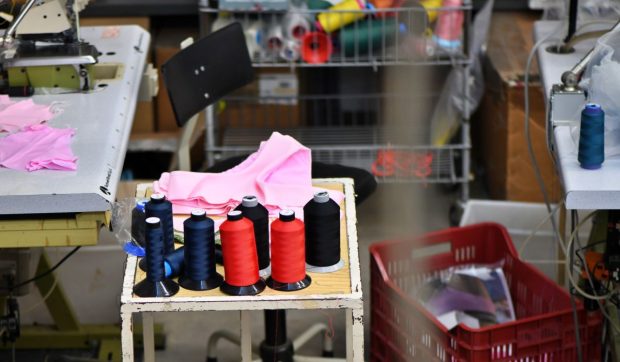 Industria de textile din România spune că acordul UE-India va duce la ieftinirea hainelor, dar cere statului scăderea taxelor pe salariul minim