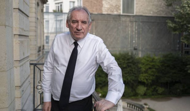 Premierul François Bayrou a devenit influencer pe YouTube și le explică francezilor de ce îi dă afară și îi lasă fără zile libere