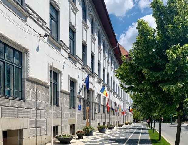 Turnicheți de 100.000 de euro la Primăria Timișoara: oamenii vor mai putea intra în clădire doar pe rând
