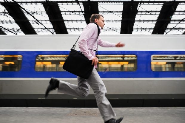 Aproape 2.500 de profesori vor face naveta între școli după creșterea normei didactice