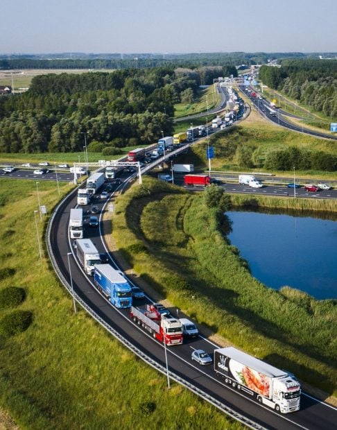 Un șofer de TIR topit de căldură a oprit pe pod pe autostradă și a sărit în apă