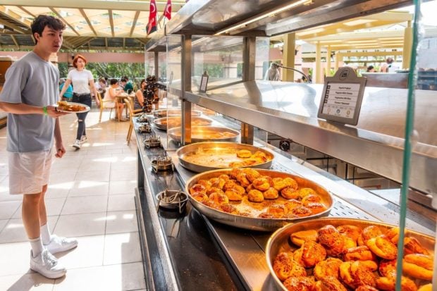 Hotelurile din Turcia vor fi obligate să renunțe la celebrul model „all-inclusive”, din cauza risipei alimentare. Cu ce va fi înlocuit