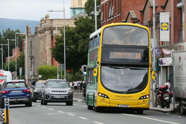 Un român a luat la bătaie un șofer de autobuz bătrân, în plină zi și fără motiv, în Irlanda
