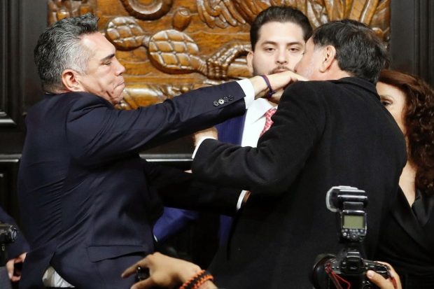 Bătaie în Senatul din Mexic: liderul unui partid de opoziție l-a luat la pumni pe președintele Camerei