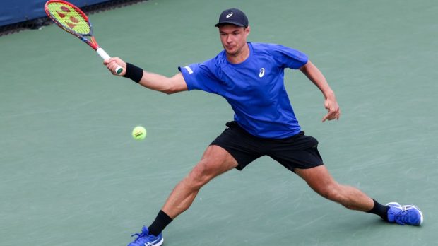 Un adult în toată firea a furat șapca unui copil, primită de la tenismenul Majchrzak la US Open, iar internetul a pornit la vânătoare