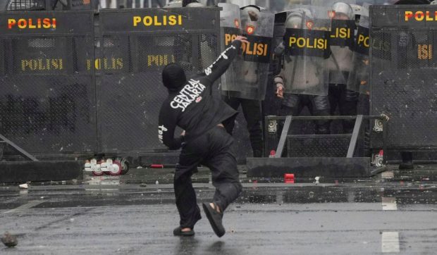 Indonezia, cuprinsă de proteste violente după moartea a trei persoane într-un incendiu la Makassar