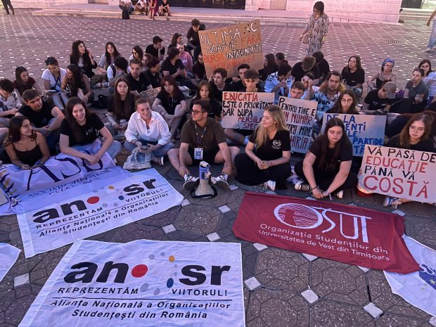 Ce i-a răspuns o studentă lui Daniel David după ce ministrul i-a trimis pe tineri la muncă