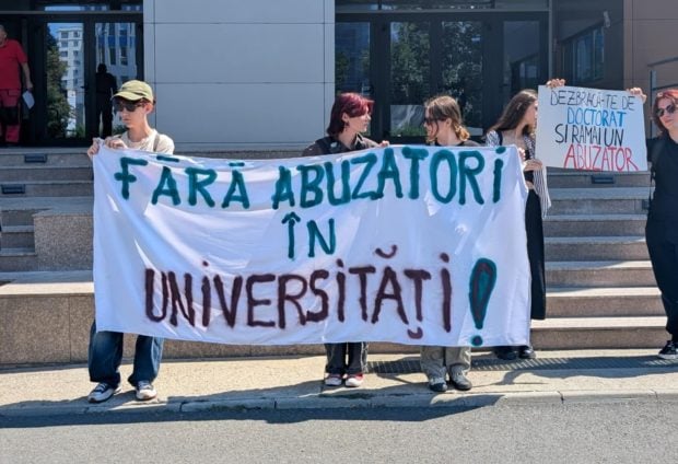 Mesajul unei profesoare din cadrul SNSPA: „Nici eu nu mă simt în siguranță cu colegul meu. Dacă l-aș vedea pe holuri, mi s-ar strânge inima”