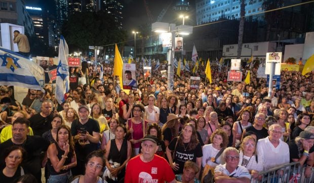 Zeci de mii de protestatari s-au adunat la Tel Aviv pentru a cere încetarea războiului din Gaza. Un ministru de extremă dreaptă acuză o „campanie perversă”