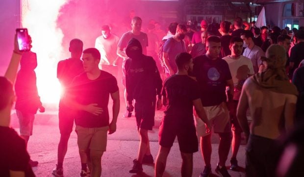 Serbia, paralizată de proteste violente. Lupte de stradă, incendii și zeci de oameni băgați în spitale