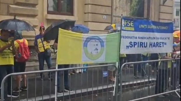 O lună de proteste ale sindicatelor din învățământ. Au cerut din nou demisia lui Daniel David, la sediul Ministerului Educației