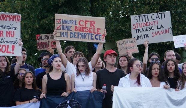 Daniel David îi sfătuiește pe studenții care protestează contra tăierii burselor să-și ia un job part-time: „Noi nu avem cultura asta”