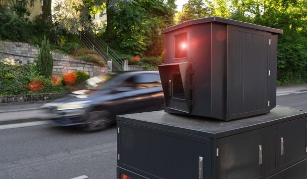 Trucul pentru plăcuțele de înmatriculare cu care șoferii scapă de amenzi și de radarele mobile ale Poliției