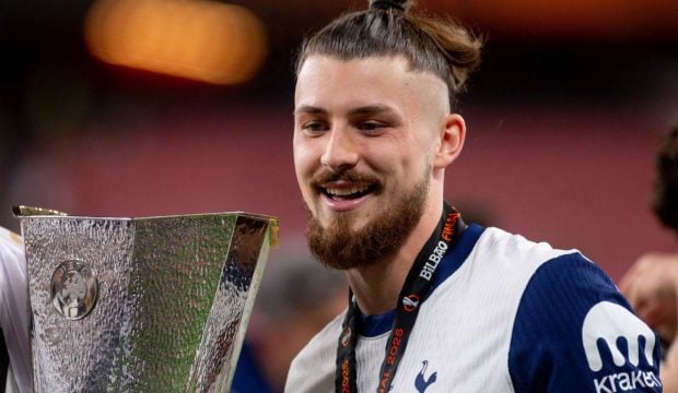 Veniturile uriașe pe care le-au obținut echipele din Premier League în anul 2024. Ce salariu are Radu Drăgușin în Anglia