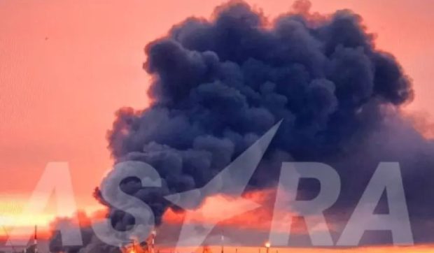 O importantă rafinarie rusească explodează în flăcări uriașe după un atac ucrainean cu drone. Zece rafinării lovite doar în august