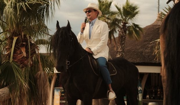 Dani Oțil și Răzvan Simion au început Super Neatza în forță, intrând călare pe cai! Aventura matinală începe!