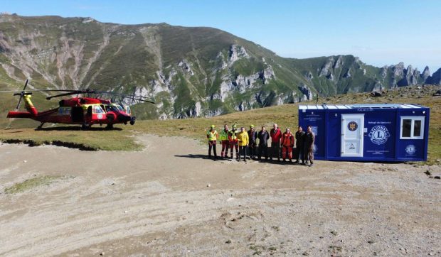 Primul „Refugiu de Speranță” a ajuns în Munții Bucegi, pe traseul spre Vârful Omu: ce condiții vor găsi cei care au nevoie de ajutor
