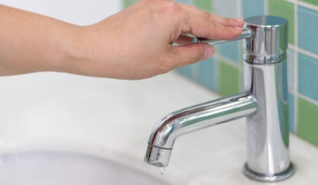 Locuitorii din Buzău au rămas fără apă, în plină caniculă. O cară cu gălețile de la fântână și urcă cu greu etajele blocurilor