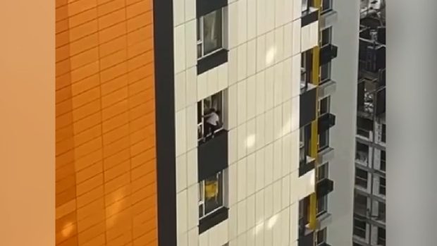 Momentul în care o femeie spală geamurile de la etajul 27 fără echipament de siguranță a fost filmat: „S-a născut în centrul de antrenament al cosmonauților” | VIDEO