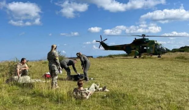 O tânără de 18 ani, grav rănită, a fost găsită în Masivul Ceahlău. Elicopterele Forţelor Aeriene Române care au reperat-o erau în timpul unui exercițiu
