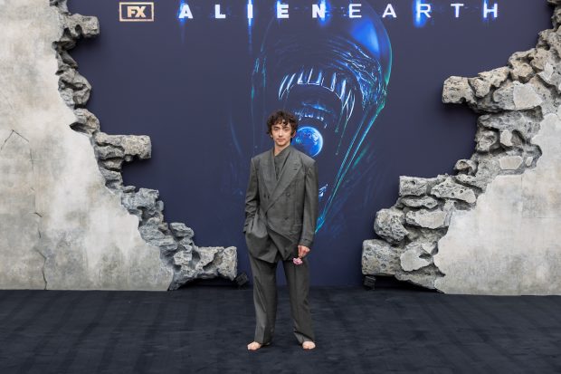 Actorul care a apărut desculț la premiera serialului „Alien: Earth”. S-a lăsat influențat de personajul lui, un miliardar cu o obsesie inspirată de Peter Pan