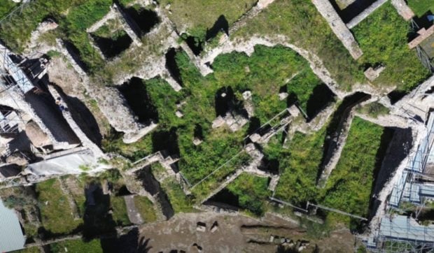 După erupția Vezuviului, romanii s-au întors în Pompei și au mai locuit acolo 400 de ani, dar probabil a fost o perioadă de anarhie