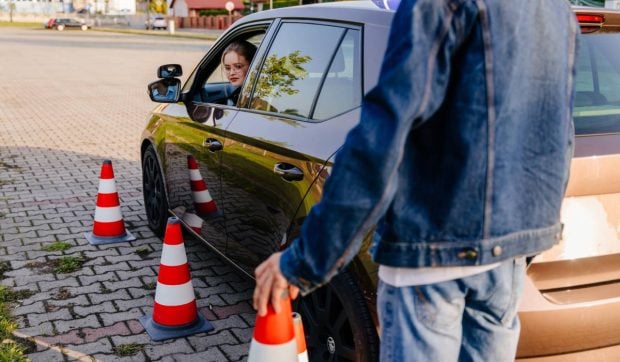 O școală de șoferi a dispărut peste noapte, chiar înainte de examen: „Am plătit cash pentru că nu le merge POS-ul din februarie”